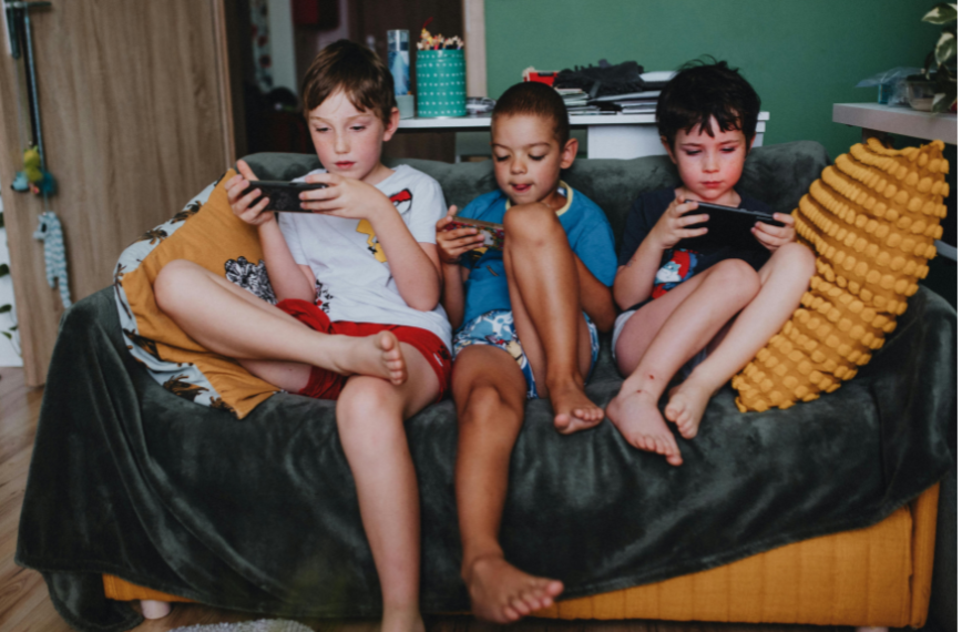 παιδί χρησιμοποιεί tablet